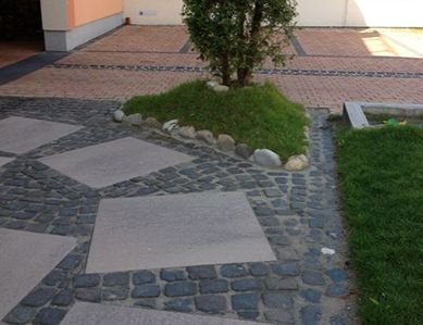 Wir erstellen Wege, Zufahrten und Flächen mit fachgerecht verlegten Pflastersteinen und schaffen langlebige Lösungen für unterschiedliche Außenbereiche.